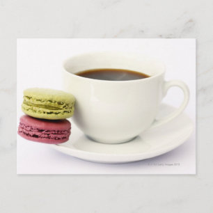 Svart kaffe i vitt kopp med två franskar vykort