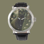svart katt armbandsur<br><div class="desc">Att stå med vita och rosa blommor är en svart katt med ett vackert halsband, med måne i bakgrunden.</div>