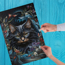 Svart katt bakom snurrning av blommor och löv