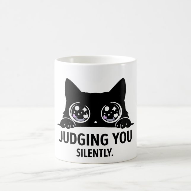 Svart Katt Dömer Dig Tyst | Roligt Kattpresent Kaffemugg (Center)