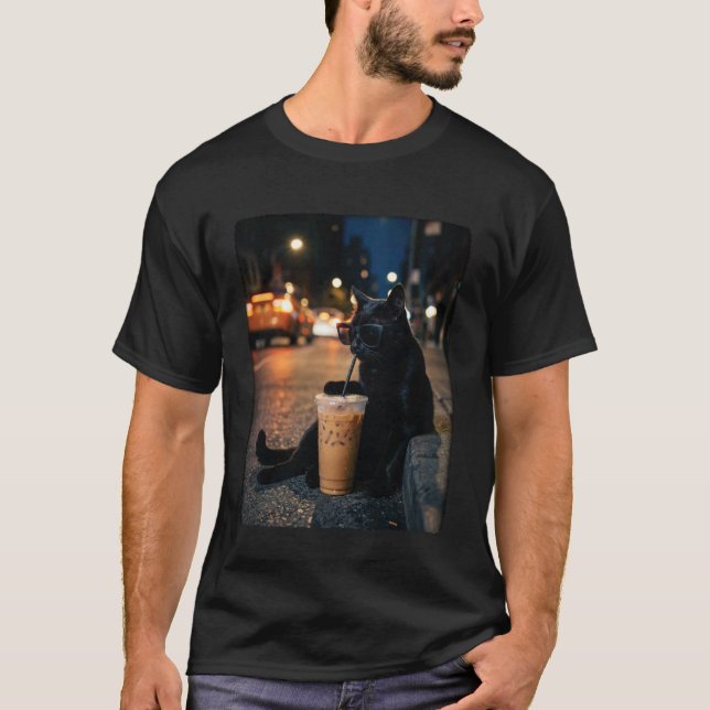 Svart katt dricker iskaffe rolig djur meme C T Shirt (Framsida)