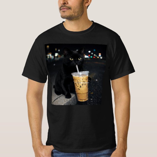 Svart katt dricker iskaffe t shirt (Framsida)