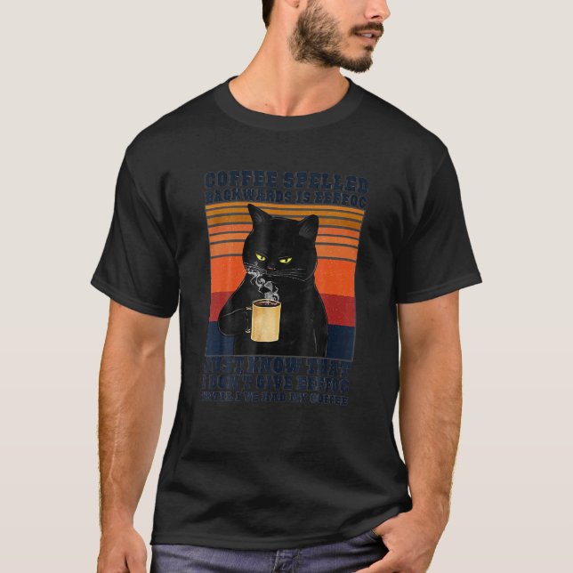 Svart Katt Dricker Kaffe Stavat Baklänges Är Eeffo T Shirt (Framsida)