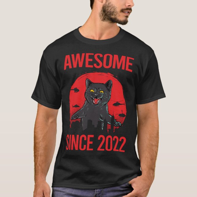 Svart katt - Fantastisk sedan 2022 T Shirt (Framsida)