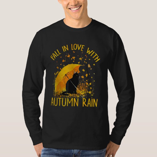Svart Katt Förälskad I Höstregn T Shirt (Framsida)