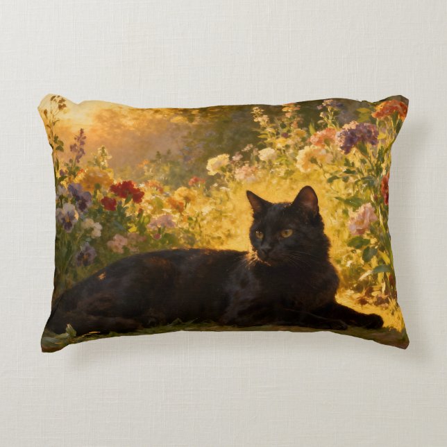 Svart katt i blommorna I Prydnadskudde (Framsidan)