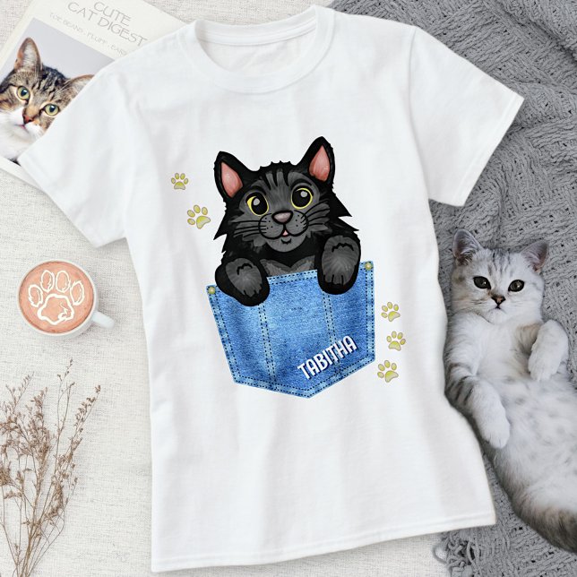 Svart katt i Faux Denim Pocket med eget namn T Shirt (Skapare uppladdad)