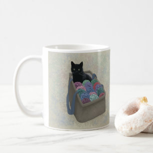 Svart katt i garnväska kaffemugg