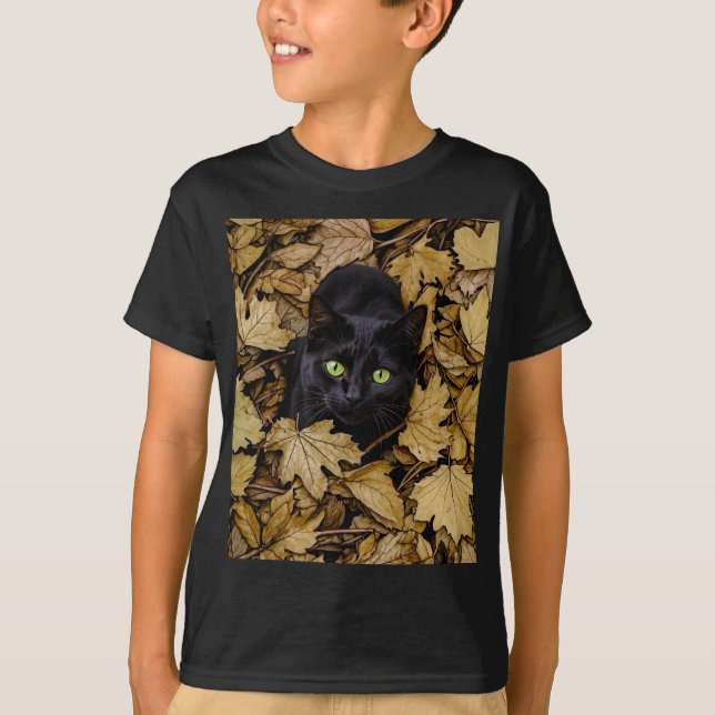 Svart katt i höst löv t shirt (Framsida)