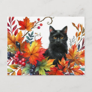Svart katt i höstfärgade blad vykort