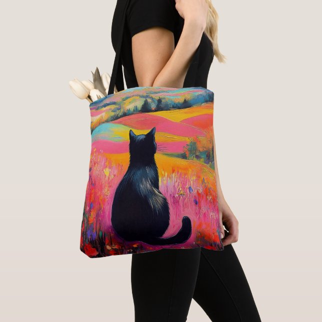 Svart katt i vacker natur tygkasse (Närbild)