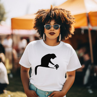 Svart katt kastar republikan utanför bordet t shirt