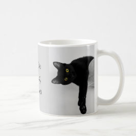 Svart Katt kopplar av på soffan Kaffemugg