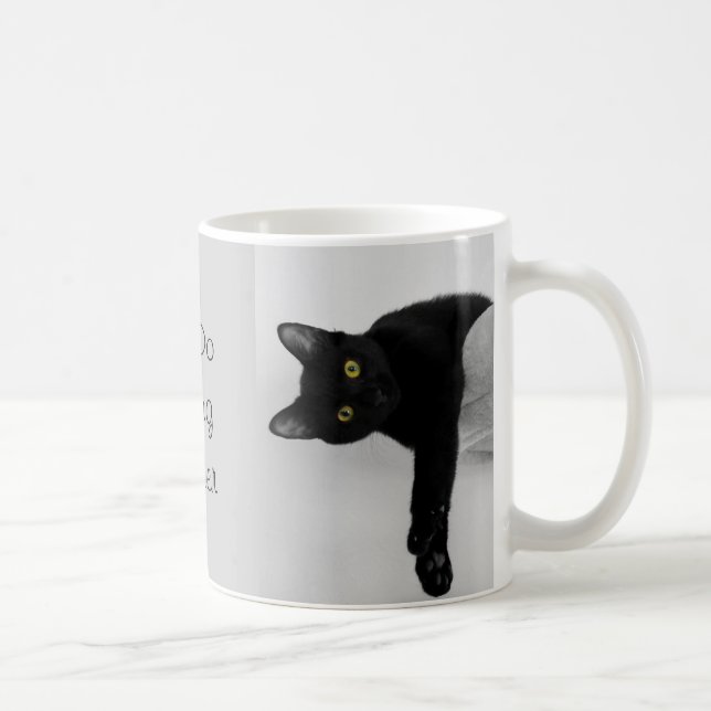 Svart Katt kopplar av på soffan Kaffemugg (Höger)