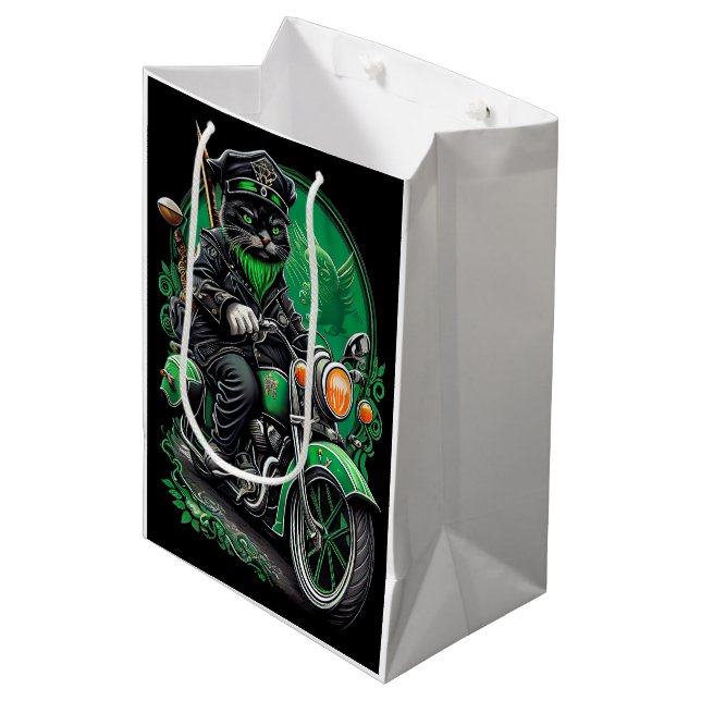 Svart katt kör cykel St. Patrick's Day (Framsidan Vinklad)