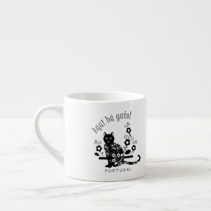 Svart katt med blommor och portugisiskt uttryck espressomugg