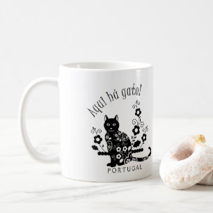 Svart katt med blommor och portugisiskt uttryck kaffemugg