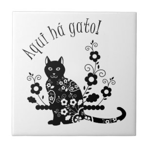 Svart katt med blommor och portugisiskt uttryck kakelplatta