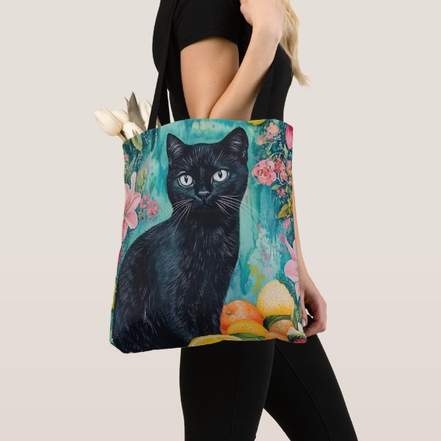 Svart katt med frukt tygkasse (Närbild)