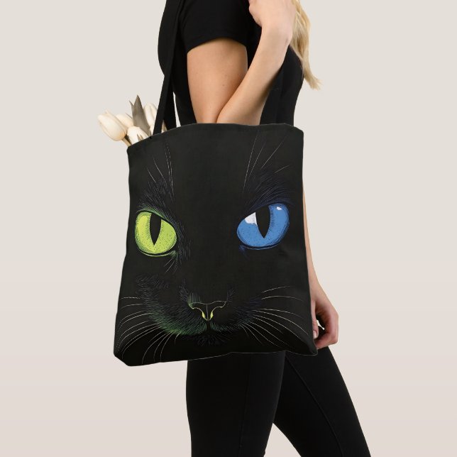 Svart katt med gröna och blå ögon tygkasse (Närbild)