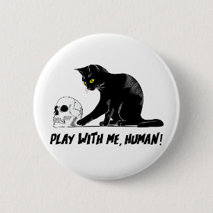 Svart katt med skullig lek med mig humant kräm knapp