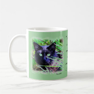 Svart katt med slående grönt öga kaffemugg
