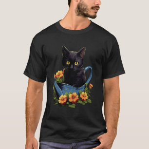 Svart katt med vattenkanna och blommor Trädgårdsar T Shirt