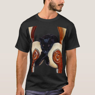 Svart katt mellan två stolar Ben korsad T Shirt