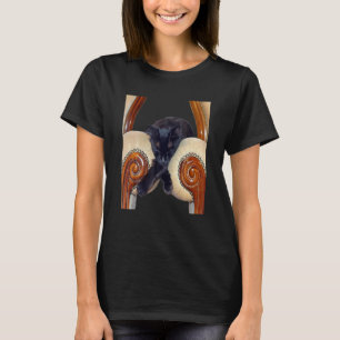 Svart katt mellan två stolar Ben korsade mellan tv T Shirt