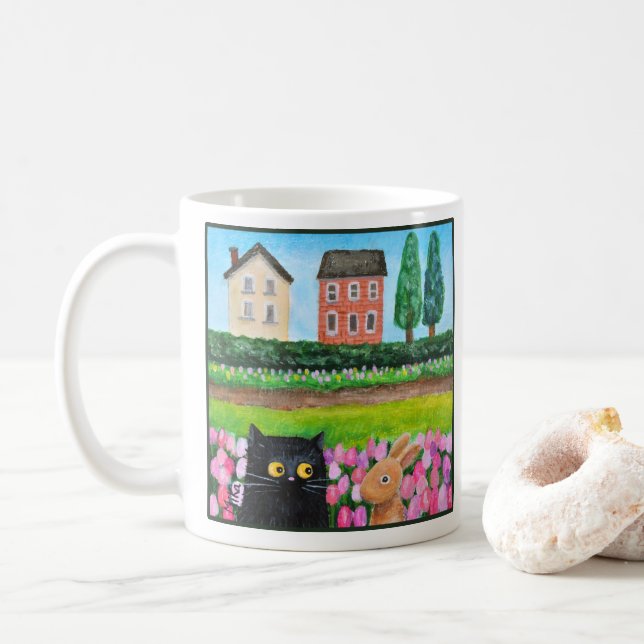 Svart katt och kanin i tulpanrabatt Söt konst Kaffemugg (Med munk)