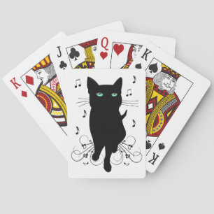 Svart katt omgiven av viskande toner av musik casinokort