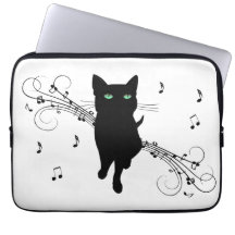 Svart katt omgiven av viskande toner av musik