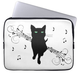 Svart katt omgiven av viskande toner av musik laptop fodral