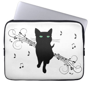 Svart katt omgiven av viskande toner av musik laptop fodral