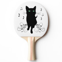 Svart katt omgiven av viskande toner av musik