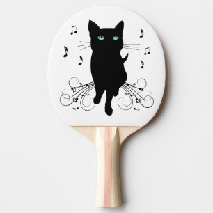 Svart katt omgiven av viskande toner av musik pingisracket