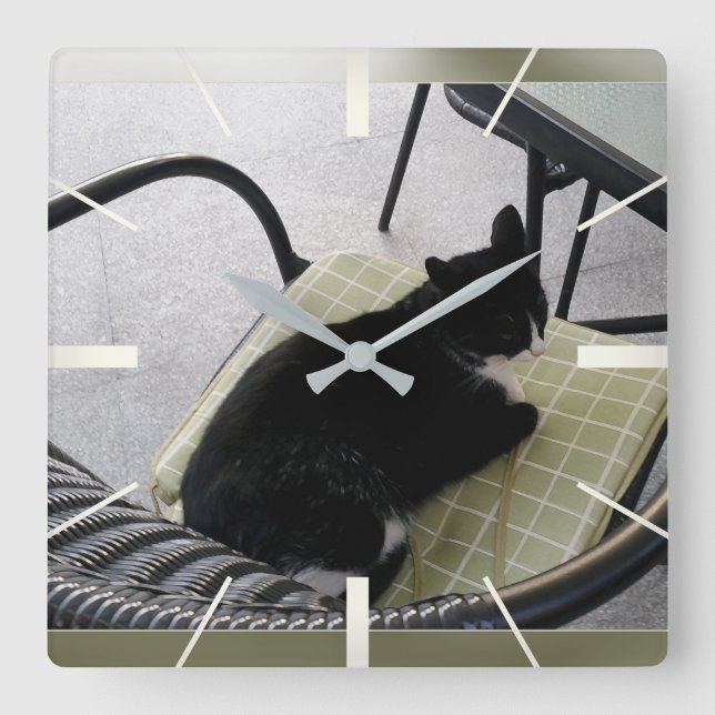 Svart katt på en terace fyrkantig klocka (Framsida)