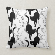 Svart katt på gatan