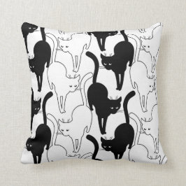 Svart katt på gatan kudde