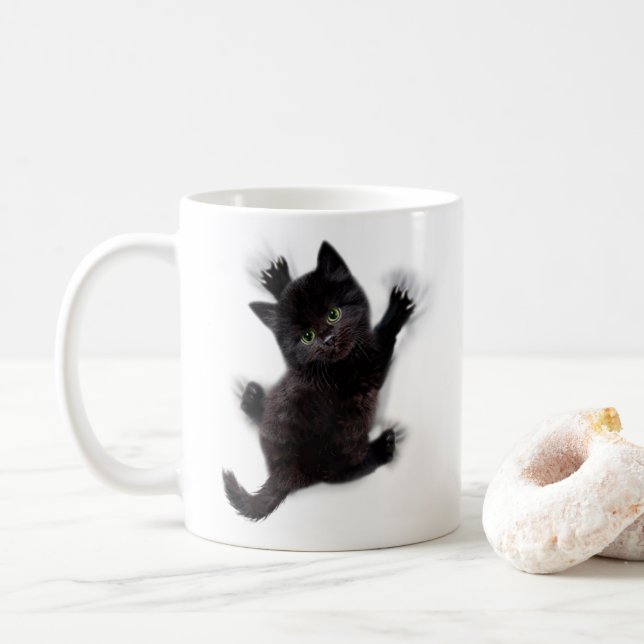 Svart katt på människans rygg kaffemugg (Med munk)
