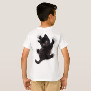 Svart katt på människans rygg t shirt