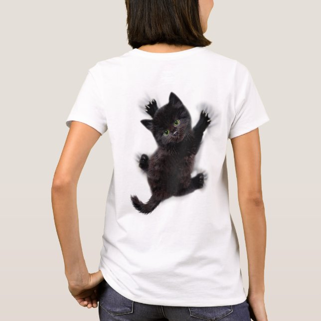 Svart katt på människans rygg t shirt (Baksida)