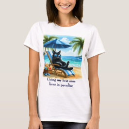 Svart katt på paradisstrandtid t shirt