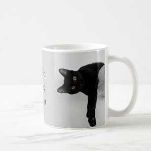 Svart katt på soffan kaffemugg
