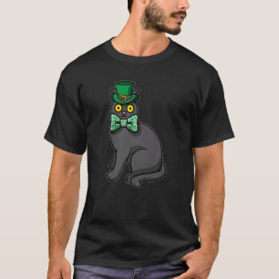 Svart katt som bär murgrönsmössa med St Patricks d T Shirt