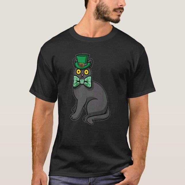 Svart katt som bär murgrönsmössa med St Patricks d T Shirt (Framsida)