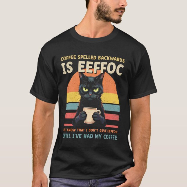 Svart katt som dricker kaffe stavade baklänges är  t shirt (Framsida)