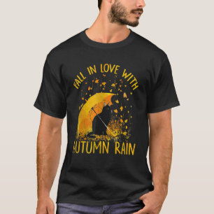 Svart katt som förälskar sig i höstregn t shirt
