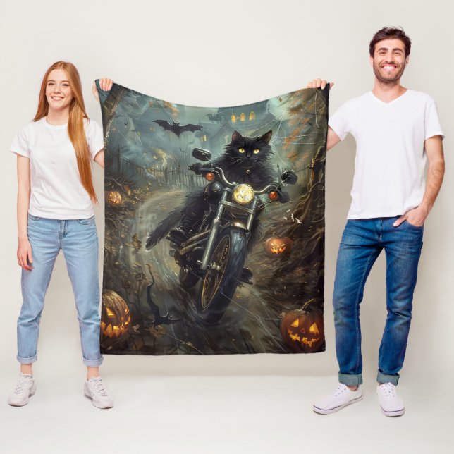 Svart katt som kör motorcykel Halloween skrämmande Fleecefilt (På plats)