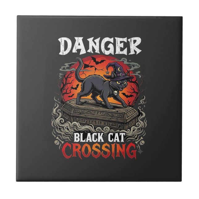 Svart katt som korsar Halloween-häxa hattkaffe Kakelplatta (Framsidan)